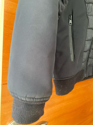 Chaqueta negra impermeable con capucha