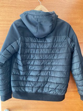 Chaqueta negra impermeable con capucha