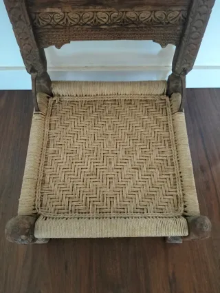 Silla antigua de madera tallada