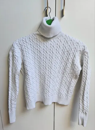 Jersey cuello alto color marfil ochos