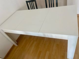 Mesa de comedor blanca de madera