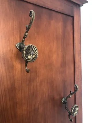 Mueble de entrada de madera marrón