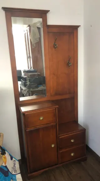 Mueble de entrada de madera marrón