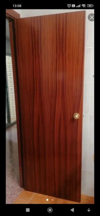 Puerta de madera con pomo dorado