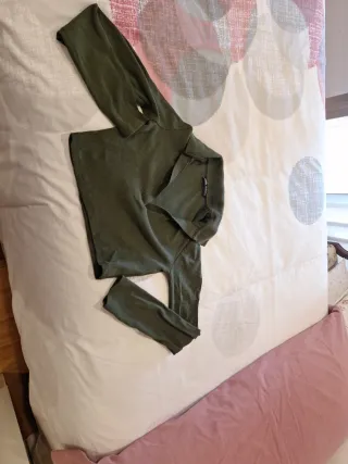 Camiseta Zara verde militar manga larga XS