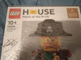 LEGO House 40504 Minifigure Tribute