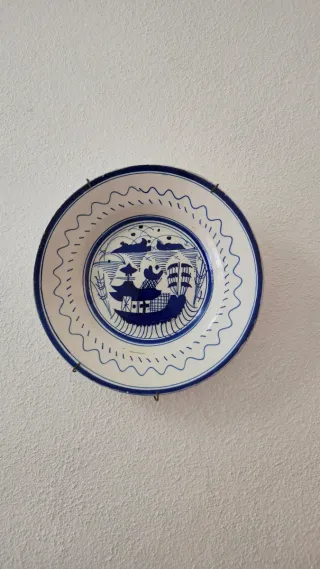Prato de faiança azul e branco