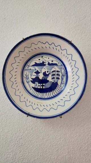 Prato de faiança azul e branco
