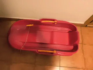 Trineo rojo con cuerda