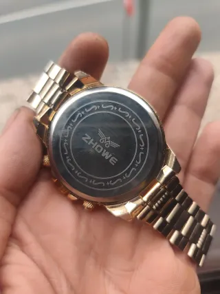 Reloj de pulsera dorado y plateado