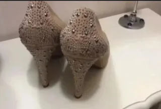 Zapatos de tacón beige y dorados con pedrería