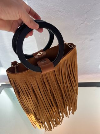 Bolso flecos marrón con asas negras