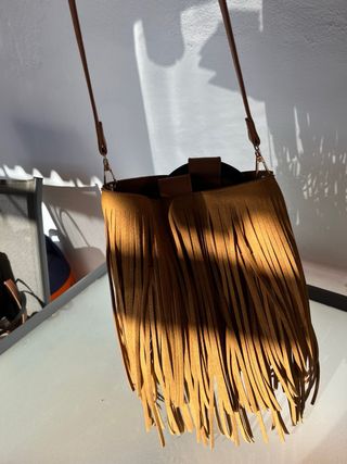 Bolso flecos marrón con asas negras