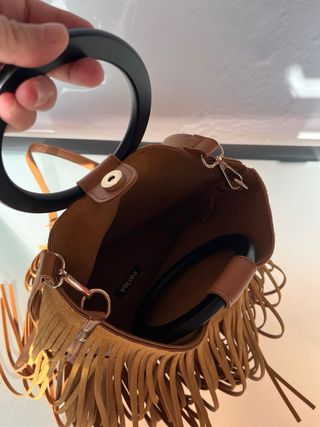 Bolso flecos marrón con asas negras