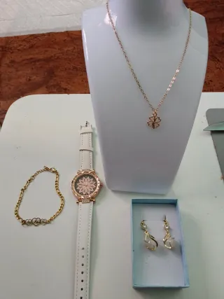 Conjunto de joyas: collar, pulsera y pendientes