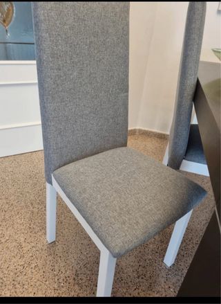 4 Sillas de comedor gris y blancas