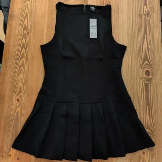 Vestido negro con falda plisada