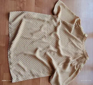 Blusa beige topos blancos manga corta