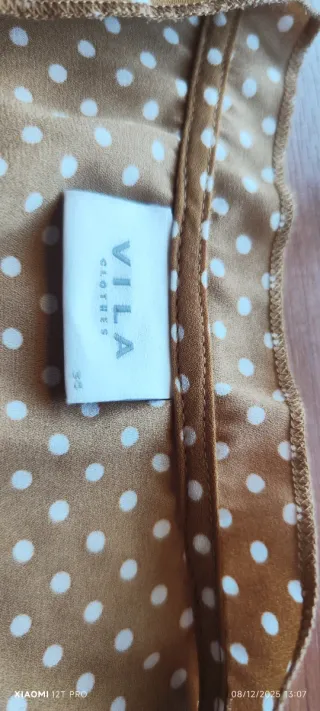 Blusa beige topos blancos manga corta