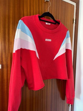 Sudadera Levi's roja con diseño