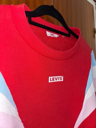 Sudadera Levi's roja con diseño