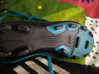 Botas de fútbol Adidas niño negras y azules talla