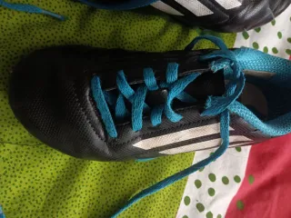 Botas de fútbol Adidas niño negras y azules talla