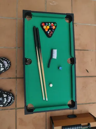 Mesa de billar, futbolín, pimpón, y discos