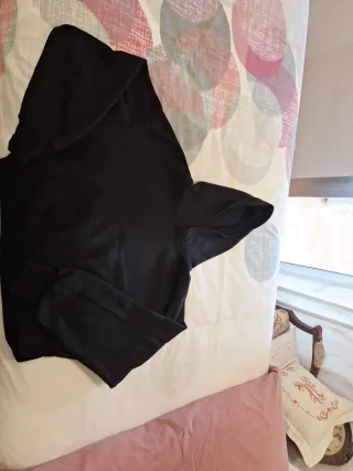 Sudadera con capucha negra