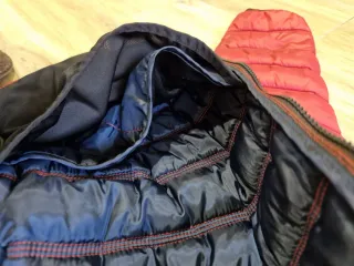 Giacca Mistral rossa con cappuccio