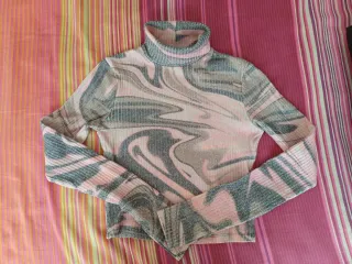 Jersey Bershka ajustado cuello alto estampado