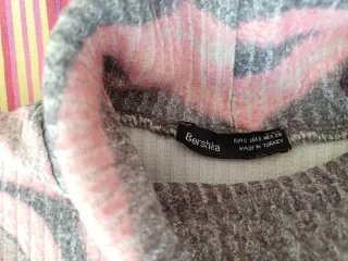 Jersey Bershka ajustado cuello alto estampado