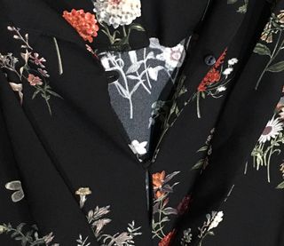 Vestido negro estampado floral