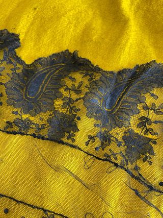 Mantilla antigua encaje blonda negra 110x3