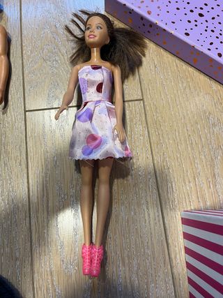 Barbie con abito e stivali rosa