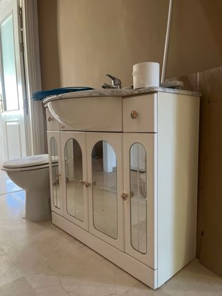 Mueble baño lavabo, grifo y váter