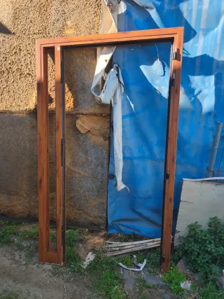 Puerta aluminio color madera entrada