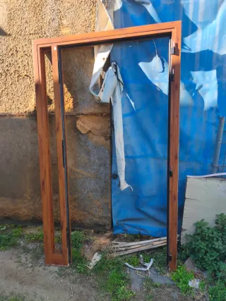 Puerta aluminio color madera entrada