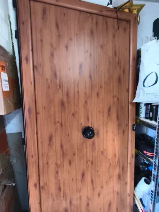 Puerta aluminio color madera entrada