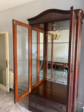 Cristalera de madera con puertas de cristal