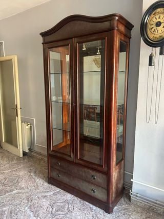 Cristalera de madera con puertas de cristal