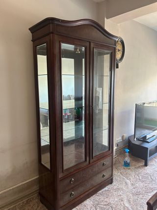 Cristalera de madera con puertas de cristal