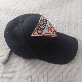 Gorra Guess Negra con Triángulo