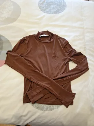 Camiseta de licra marrón cuello alto