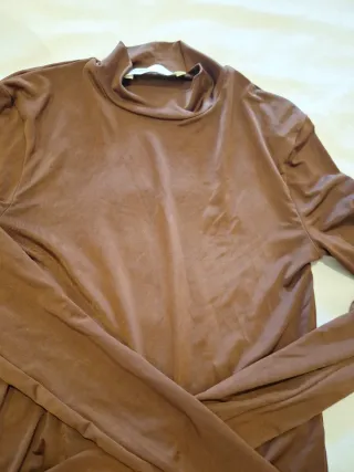 Camiseta de licra marrón cuello alto