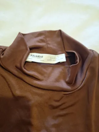 Camiseta de licra marrón cuello alto