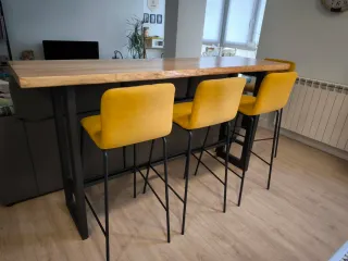 Mesa alta y 4 taburetes mostaza