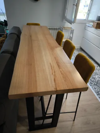 Mesa alta y 4 taburetes mostaza