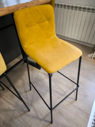 Mesa alta y 4 taburetes mostaza