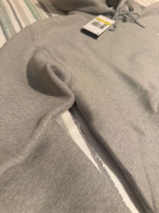 Sudadera Nike Solo Swoosh Gris